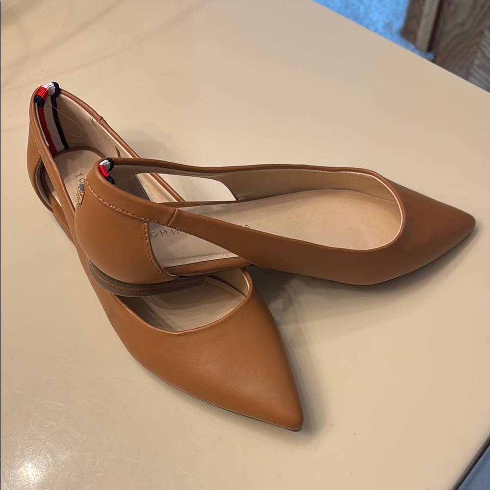 Tommy Hilfiger Tan Flats Sleek Minimalist Design